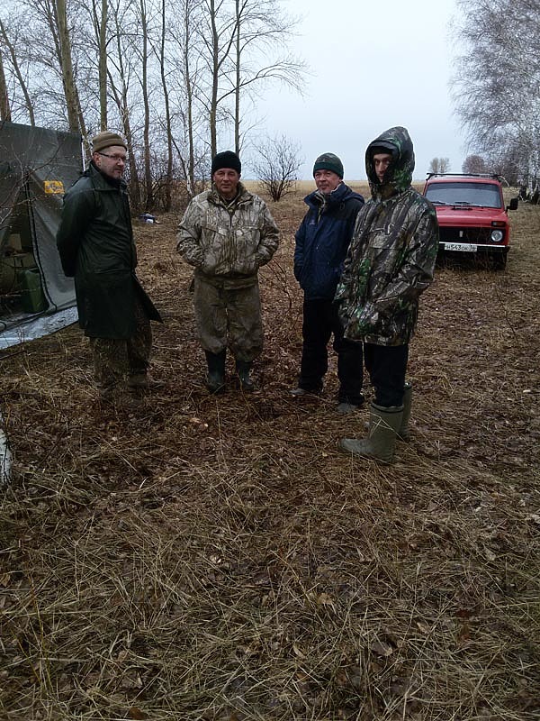 Изображение Мы остановились между двух березовых колков, в которых останавливались много раз на ночевку перед утренней охотой. Дорога, на которой мы остановились, шла к самой границе с Казахстаном. Фото автора.