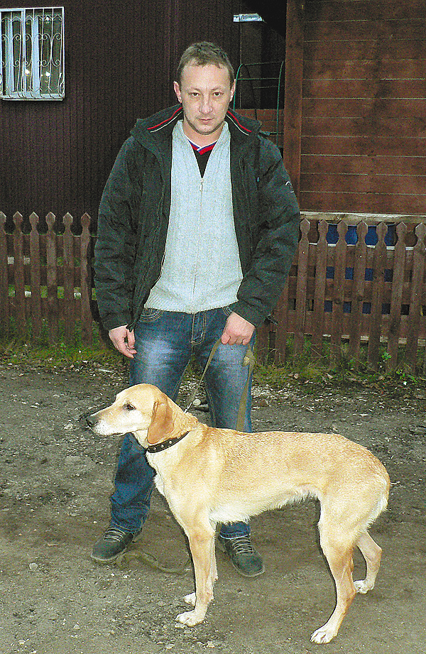 Изображение Хрусталев П.В. с русской гончей Шельмой 3585/11, занявшей второе призовое место при дипломе Первой степени.