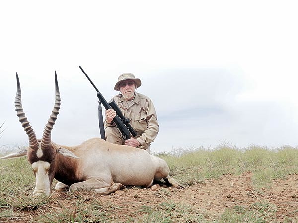 Изображение «Выстрел милосердия» закончил мучения раненого самца блесбока. Фото автора. 