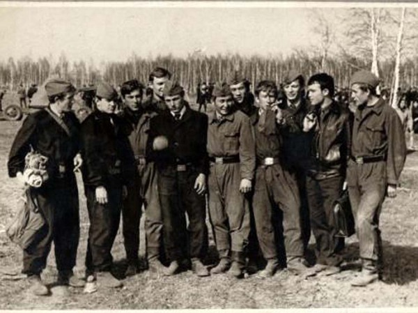 Изображение Это студенты – охотоведы на занятиях по военной подготовке. 1970-72 гг.