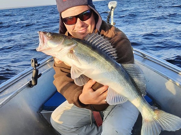 Изображение Айпилот можно разглядеть за счастливым Александром. Фото: Коломийца Алексея. 