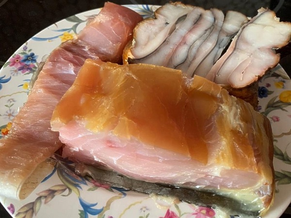 Изображение Балык, приобретенный у придорожных торговцев, всегда хранит тайну правил его приготовления. Фото: Кузнецова Евгения.