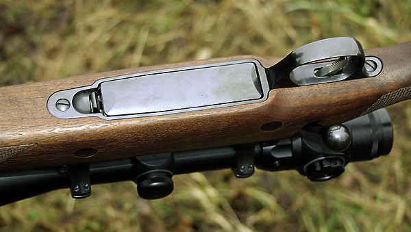 Изображение Магазин не выступает за габариты ложи и фиксируется небольшой клавишей.