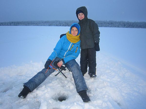 Изображение Когда на рыбалке кроме сына еще и жена – это уже настоящая семейная рыбалка. Фото: Геннадий Шеляг. 