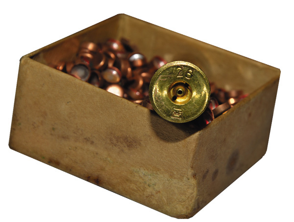 Изображение Капсюля ЦБО системы Бердана. Их использование требует наличия в конструкции гильзы специальной наковальни.