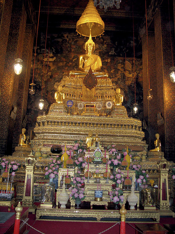 Изображение Тайцы часто посещают храмы, оставляя много подношений. Фото: Горяйнова Алексея. 