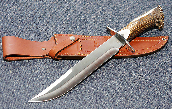 Изображение Если кому-то придет в голову вырядиться под первого пионера Дикого Запада и потусоваться в этом маскараде среди себе подобных, то без огромного ножа типа «буи» (bowie) под названием Alamo Bowie, вызывающим слезы гордости у настоящих американцев, никак не обойтись. Что еще можно делать с таким ножом, ума не приложу, но его покупают, а значит, что-то им делают. 