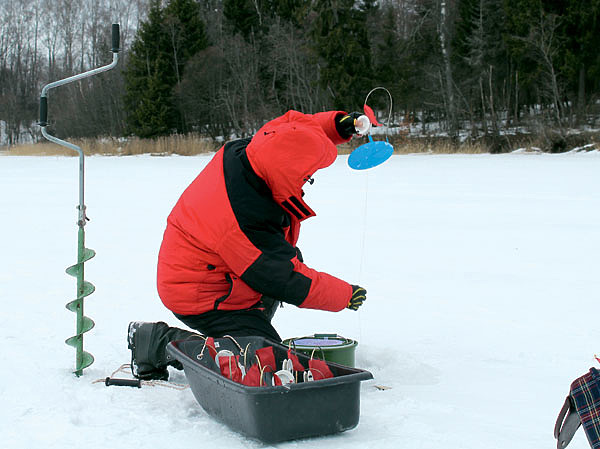 Изображение Удобно расставлять снасти, перевозя их по льду в специальном пластиковом корыте. Фото: Сергей Смирнов.