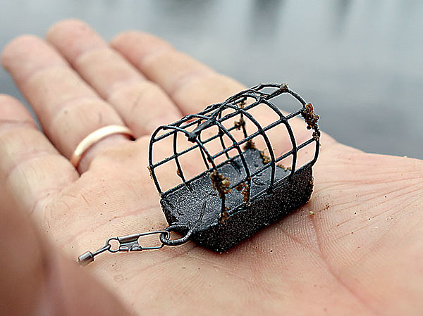 Изображение Для водоемов без течения фидерная кормушка должна быть сделана из сетки с крупной ячейкой. Фото: Николай Линник. 