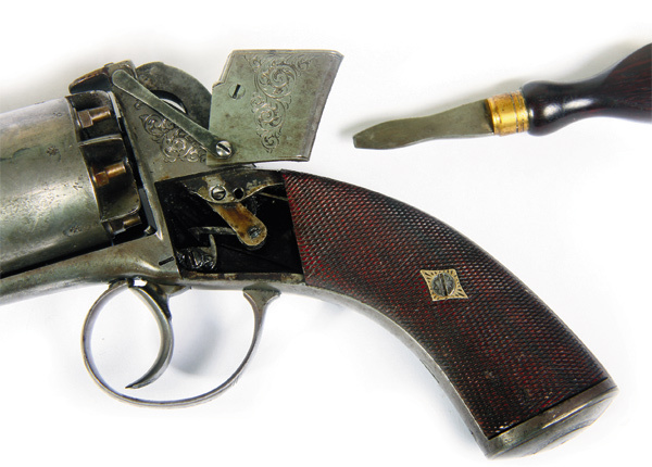 Изображение Рукоять с накладками из ореха, в затыльнике располагается отделение для запасных капсюлей.