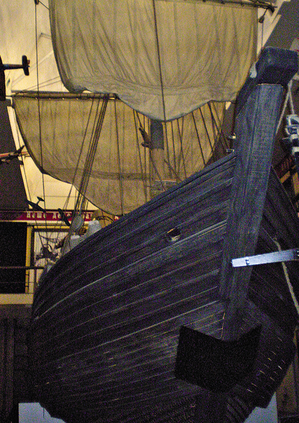 Изображение Коч — мореходное парусное судно поморов XI—XIX веков. Яйцеобразная форма корпуса судна, его легкость способствовали выжиманию судна на поверхность льда и давали возможности вытащить коч на лед неповрежденным. 