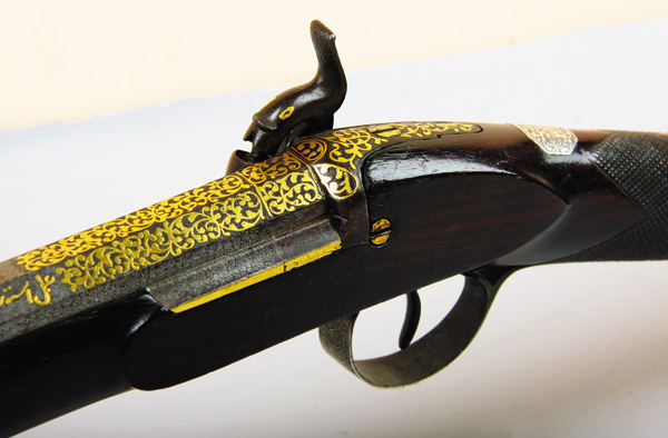 Изображение Богато украшенное оружие всегда было атрибутом людей, обладающих властью. Насечка золотом в восточном стиле очень гармонично вписалась в ружье, исполненное в лучших европейских традициях.