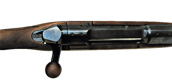 Изображение В таком положении рукоятки затвор заперт, но боевая пружина не взведена. Винтовка выстрелить не может.