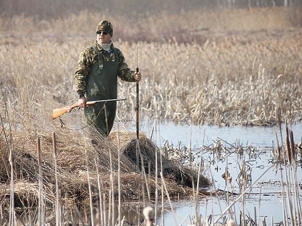 Изображение Для сбора добытой дичи в глубоких местах у меня есть семиметровое углепластиковое удилище с большим тройником на конце. Фото автора. 