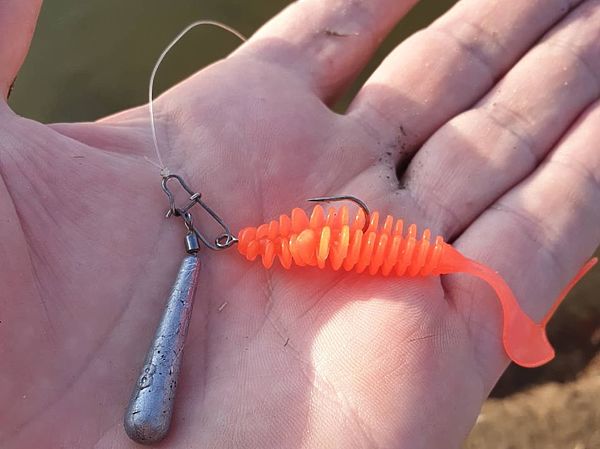 Изображение Миниджиг с джиг-ригом на одинарном крючке (приманка - Brown Perch TurboTwister). Фото: Алексей Коломиец.