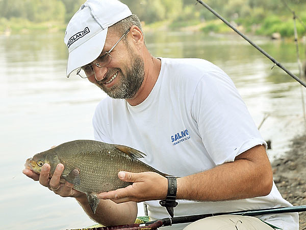 Изображение Крупный бронзовый лещ — достойный трофей для умелого рыболова в период летнего бесклевья. Фото: Линника Николая.