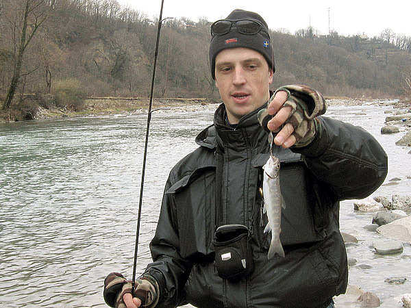 Изображение Эта форель соблазнилась маленькой вертушкой в реке Сочи, за пределами городской черты. Фото: Шеляга Геннадия.