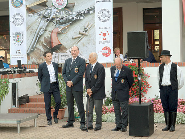 Изображение Открытие чемпионата происходило в торжественной обстановке. Фото автора 