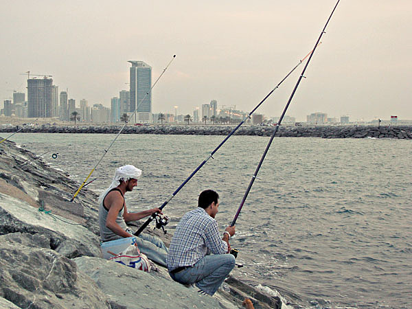 Изображение Удобнее всего рыбачить с набережных и волнорезов. Фото: Супруненко Владимира. 