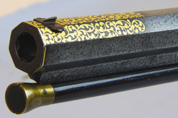 Изображение Отличительной особенностью «турецкого» дамаска являлось то, что стволы выковывались из туго закрученных прутков неоднородного по своему составу металла.