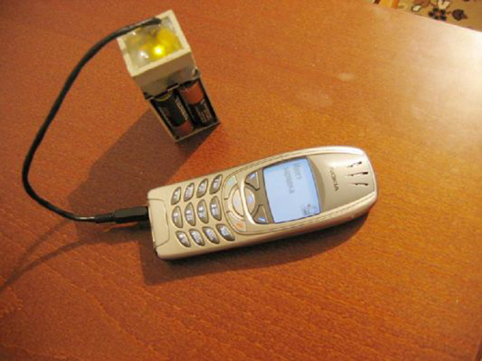 Зарядка сотового телефона от батареек 